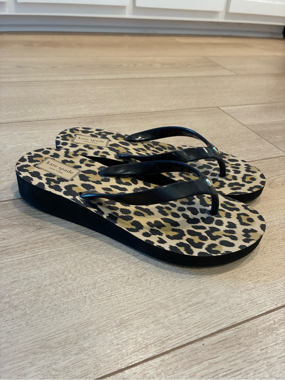 Kate Spade Women’s Nassau Thong Wedge Sandal Flip Flop Leopard Size 8